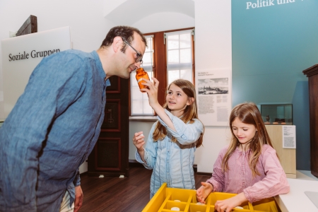 Geschichte(n) entdecken - Vom 26. bis 30. Dezember 2022 können Familien kostenlos ins Kreismuseum Wewelsburg. (Foto Wewelsburg: André Heinermann)